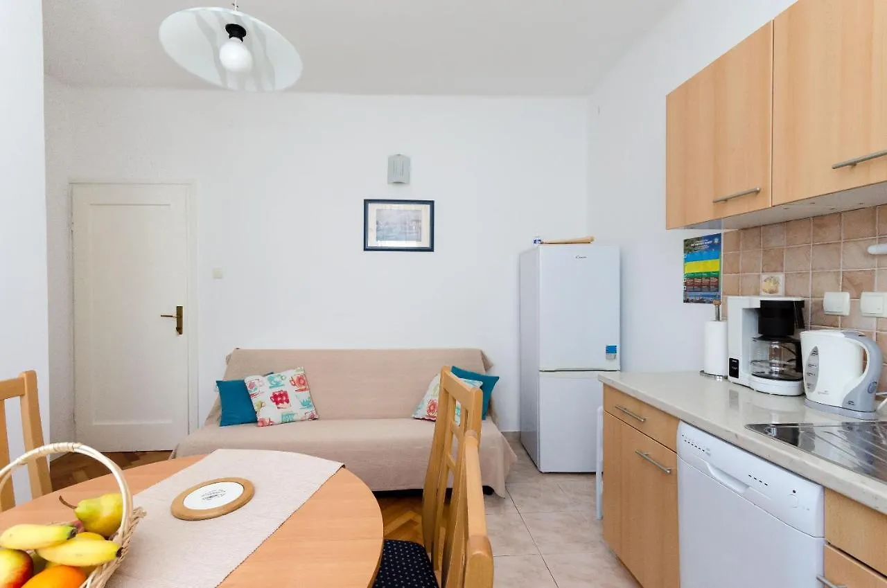 Apartments Marija  Mundanije