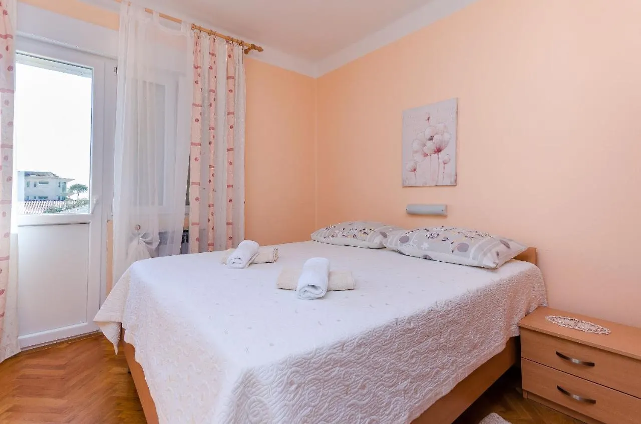 Apartments Marija  Mundanije